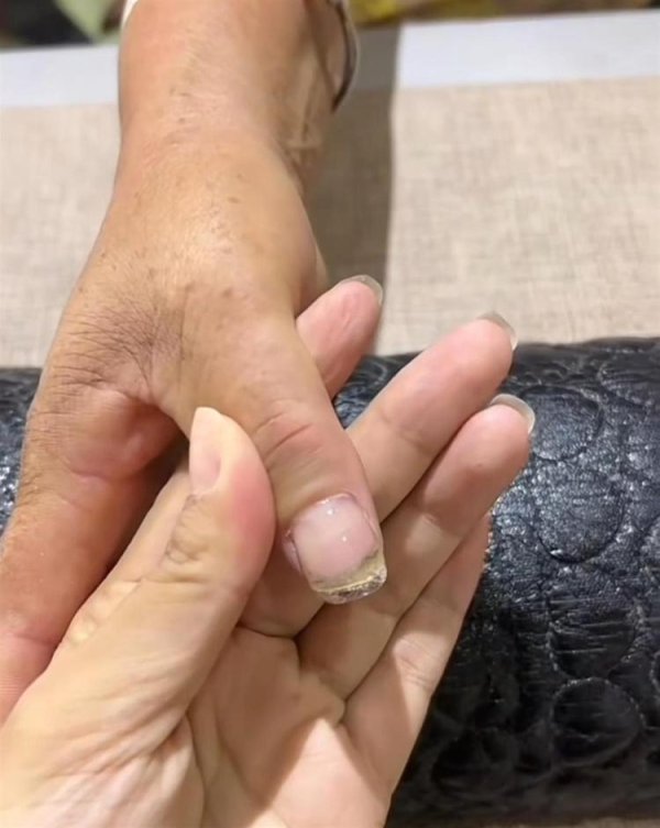 宏融信 大爷大妈组团贴美甲只为摘豆角 店主：很多是免费制作，希望推广
